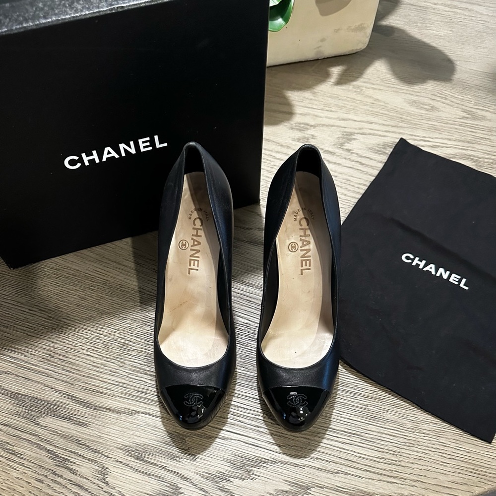 Chanel CC heels, size 40. Black